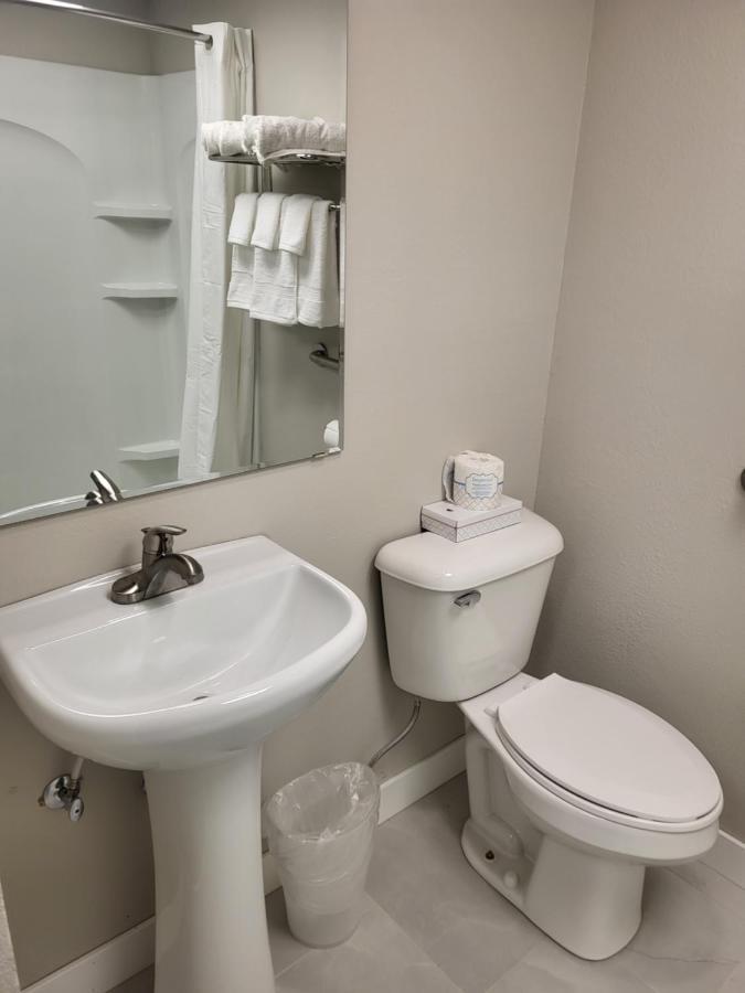 Red Fox Inn And Suites Waverly Bagian luar foto
